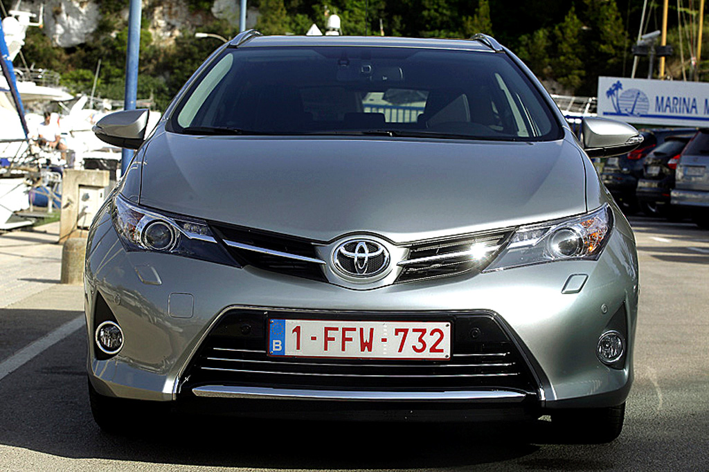 Toyota Auris Touring Sports: Blick auf die Frontpartie. 