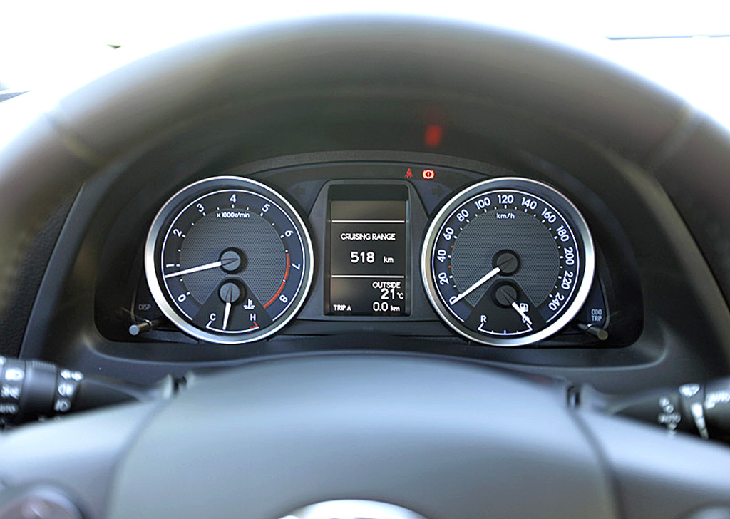Toyota Auris Touring Sports: Blick durch den Lenkradkranz auf die Rundinstrumentierung. 