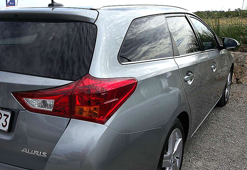 Toyota Auris Touring Sports: Großformatige Leuchteinheit hinten mit Modellschriftzug. 