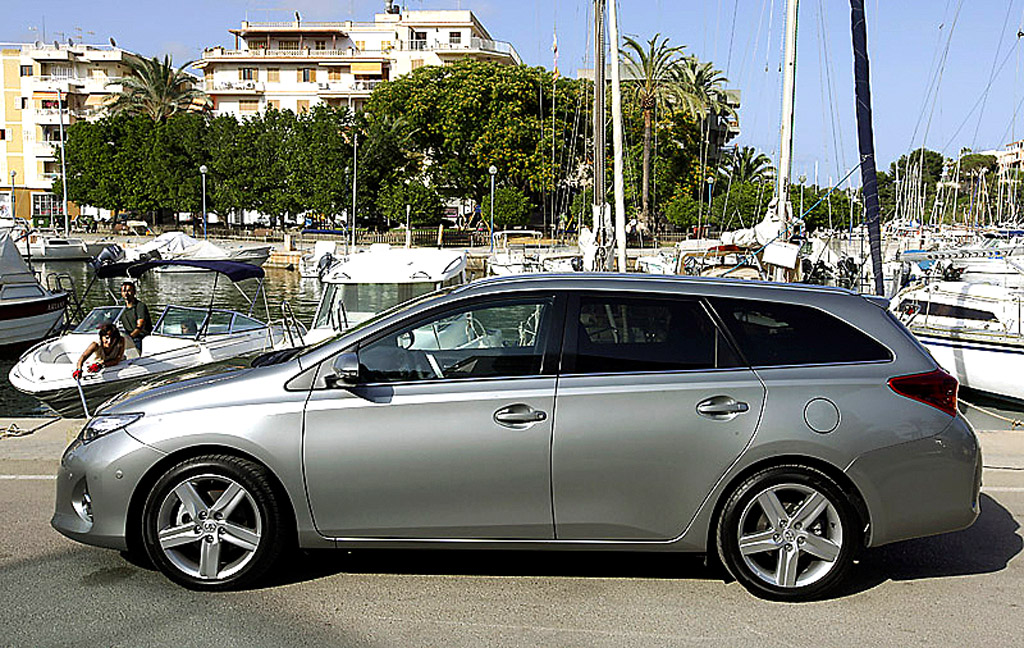 Toyota Auris Touring Sports: Und so sieht die zweite Karosserievariante von der Seite aus.