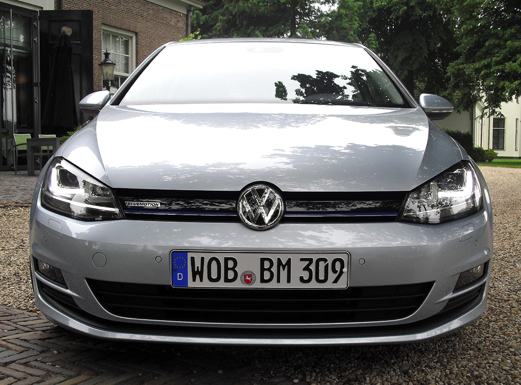 VW Golf Bluemotion: Blick auf die Frontpartie. 