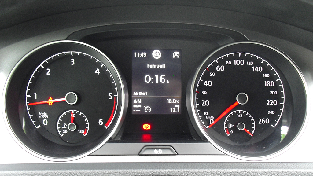 VW Golf Bluemotion: Blick durch den Lenkradkranz auf die Rundinstrumentierung. 