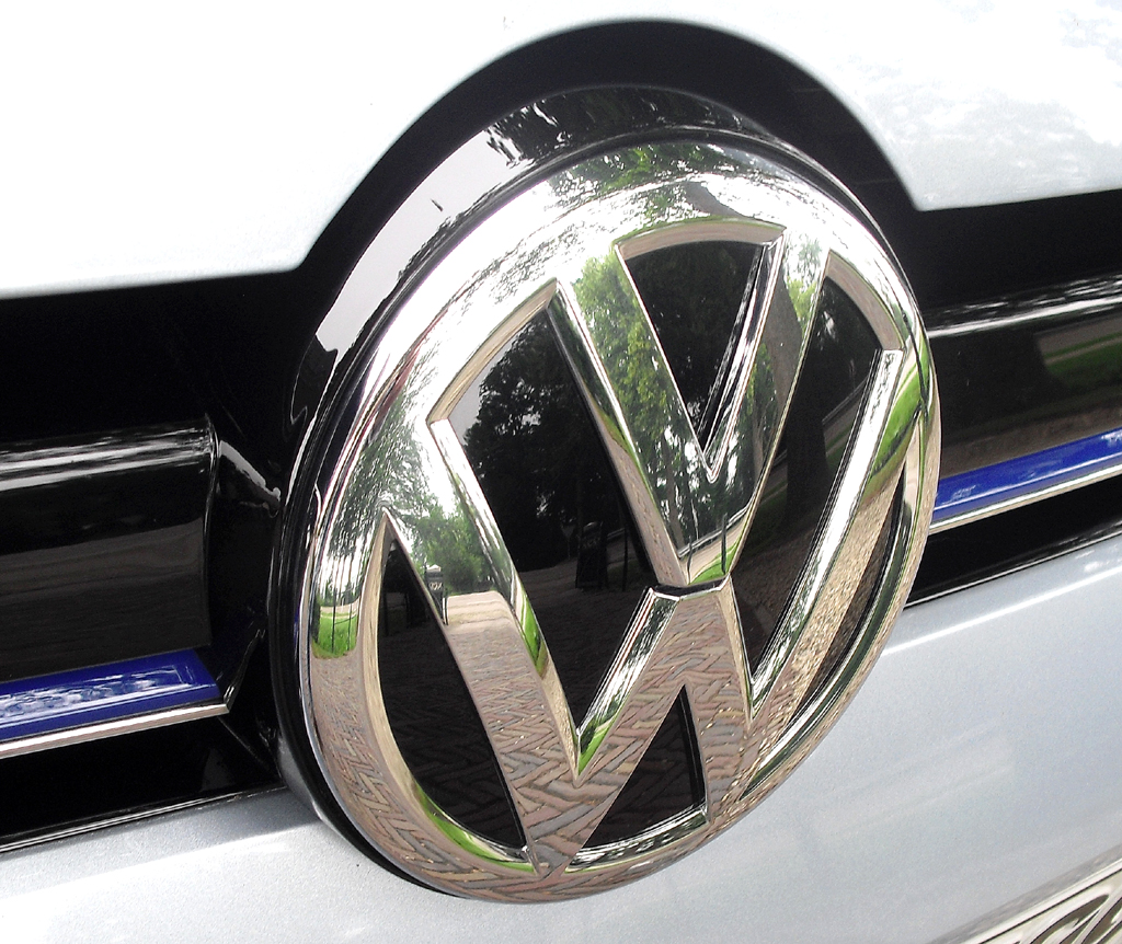 VW Golf Bluemotion: Das Markenlogo sitzt vorn mittig im Kühlergrill. 