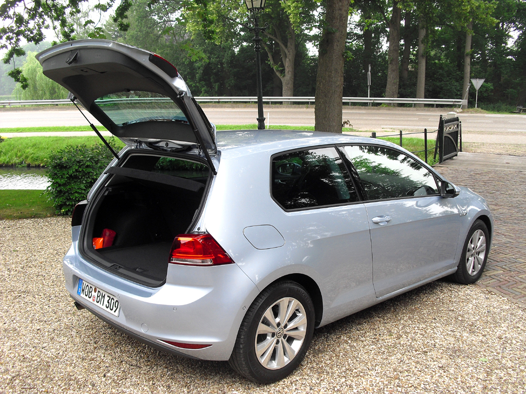VW Golf Bluemotion: Ins Gepäckabteil passen 380 bis 1270 Liter hinein. 