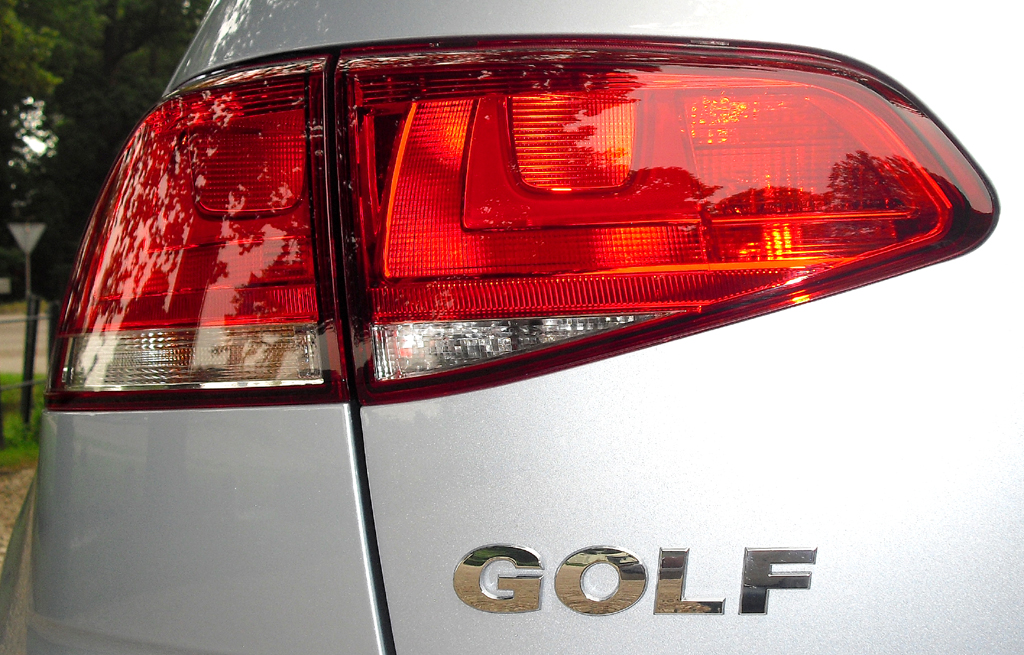 VW Golf Bluemotion: Moderne Leuchteinheit hinten mit Modellschriftzug. 