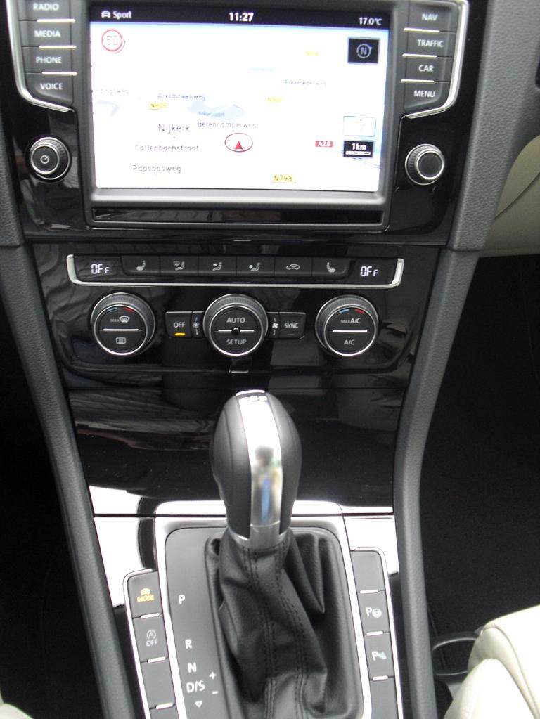 VW Golf Variant: Blick auf den mittleren Armaturenträger. 