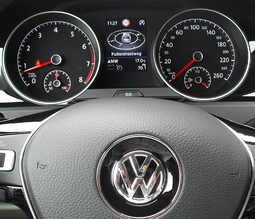 VW Golf Variant: Blick durch den Lenkradkranz auf die Rundinstrumentierung. 
