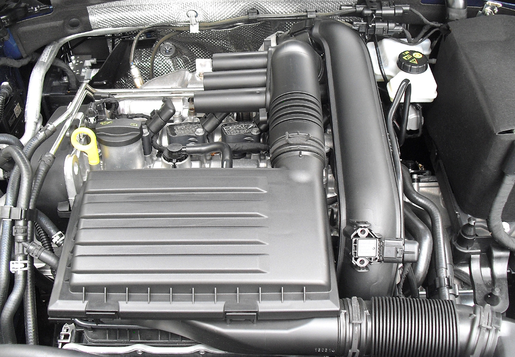 VW Golf Variant: Blick unter die Haube, hier bei einem der Diesel. 