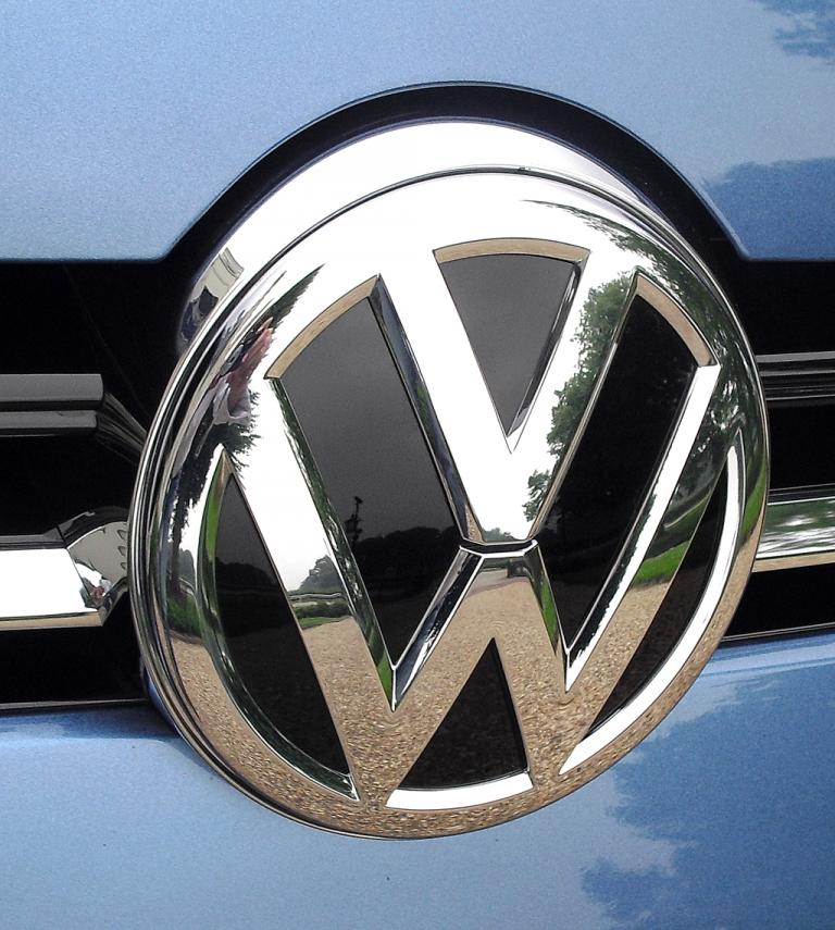 VW Golf Variant: Das Markenlogo ragt vorn leicht in die Motorhaube hinein. 