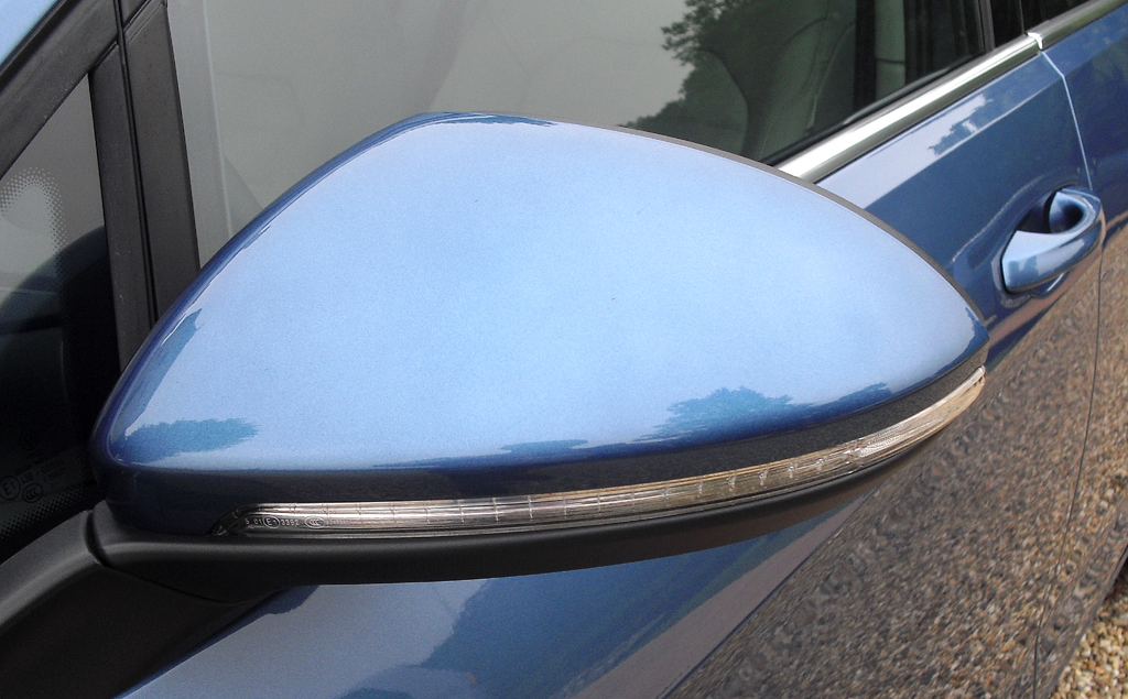 VW Golf Variant: In die Außenspiegel sind schmale Blinkleisten integriert. 