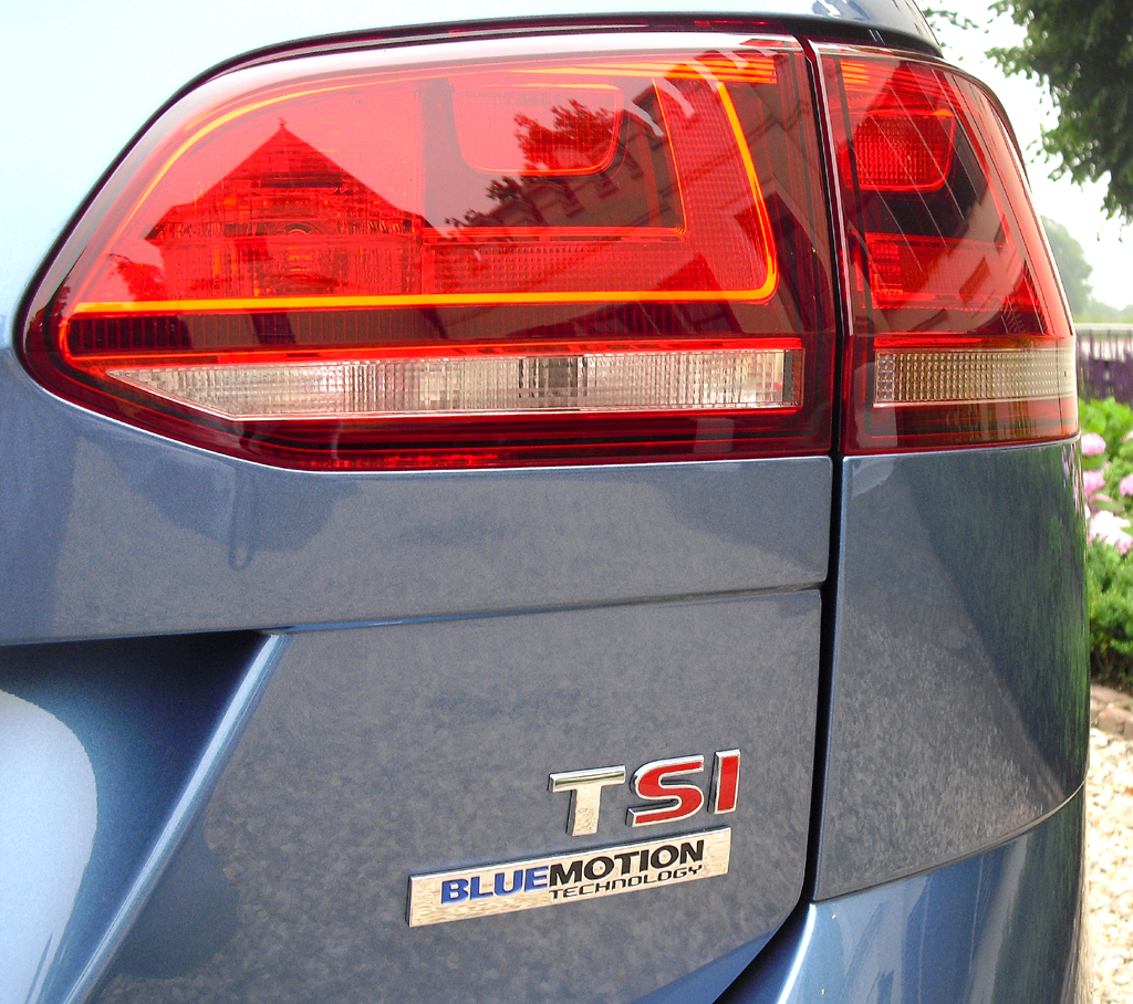 VW Golf Variant: Moderne Leuchteinheit hinten mit Motorisierungsschriftzug. 