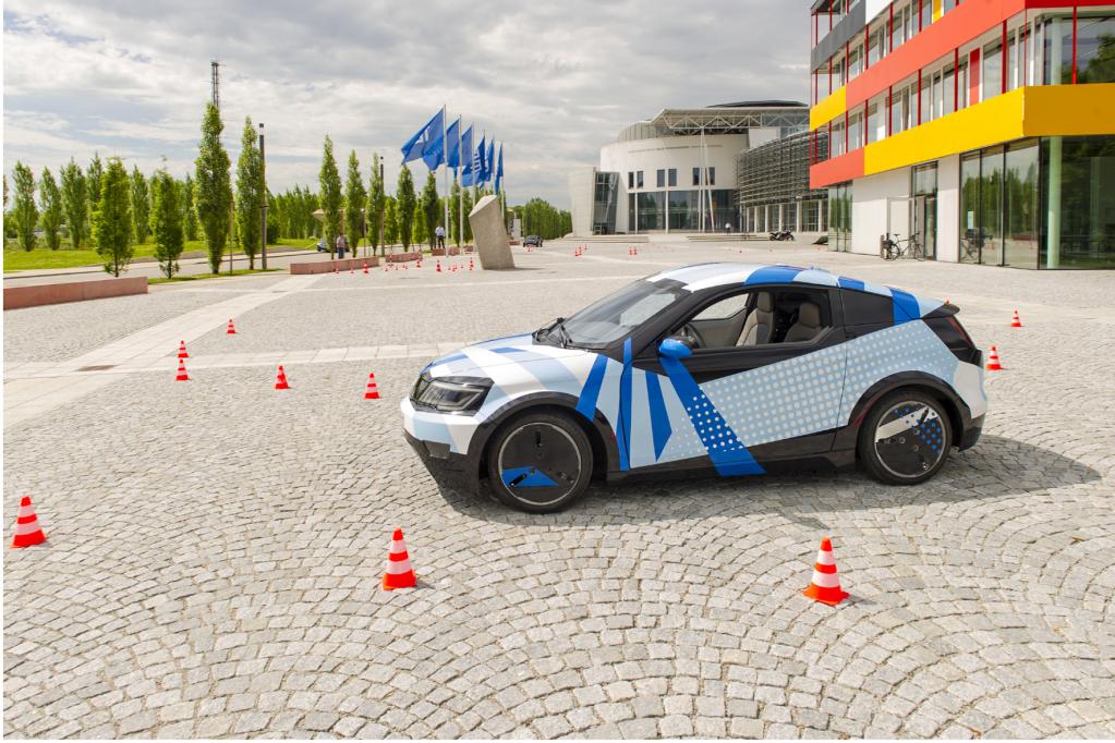 Versuch läuft: E-Mobil mit Fernsteuerung