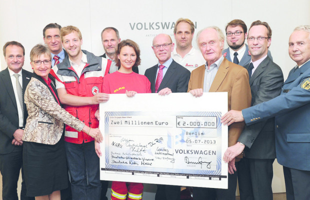 Volkswagen übergibt zwei Millionen Euro für Hochwasserhilfe