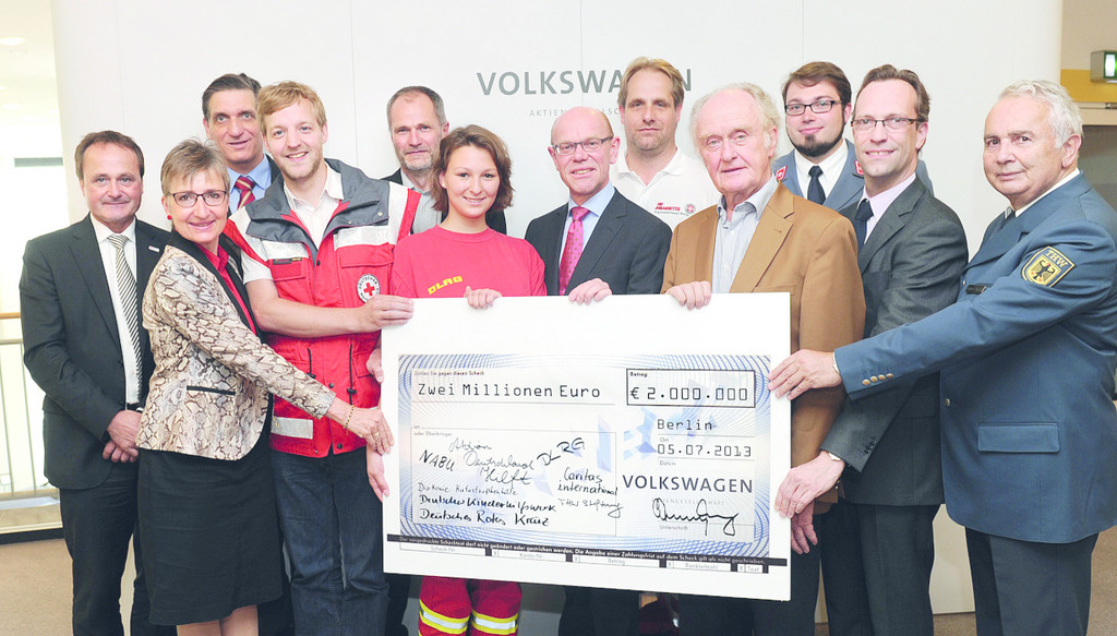 Volkswagen übergibt zwei Millionen Euro für Hochwasserhilfe