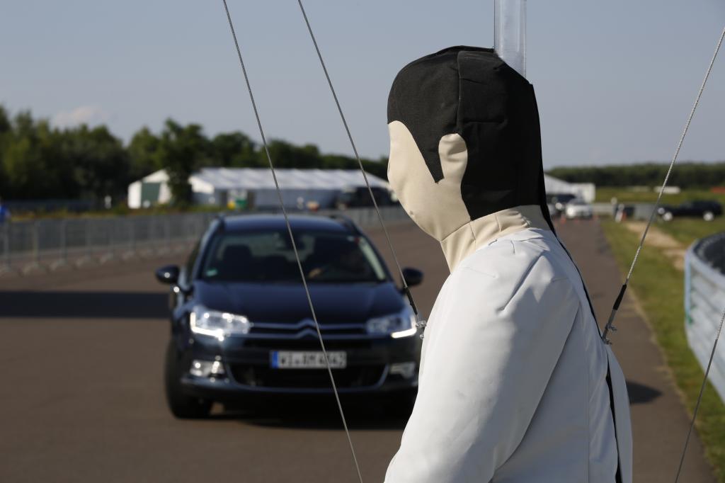 Wie gut das Erkennen der querenden Fußgänger funktioniert, überprüfen neben den Autoherstellern selbst auch unabhängige Testorganisationen – mit aufwendigen Aufbauten