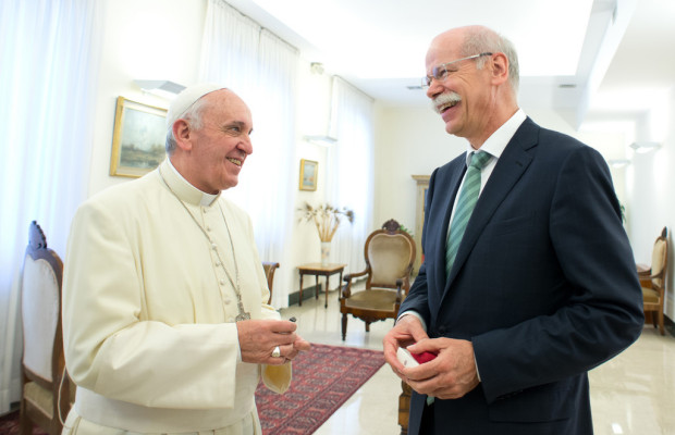Zetsche übergibt die Schlüssel fürs Papamobil