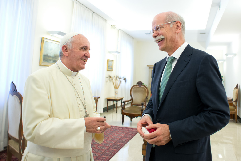 Zetsche übergibt die Schlüssel fürs Papamobil