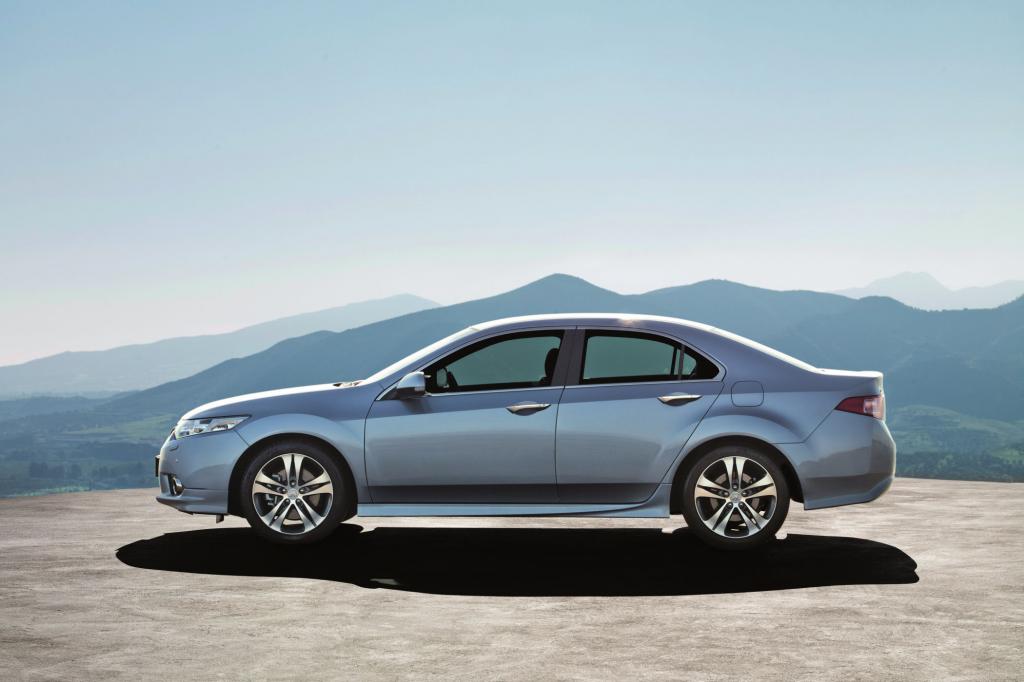  Im Frühjahr 2011 liftete Honda seinen Accord, unter anderem mit veränderten Scheinwerfern und einem kantigeren Stoßfänger