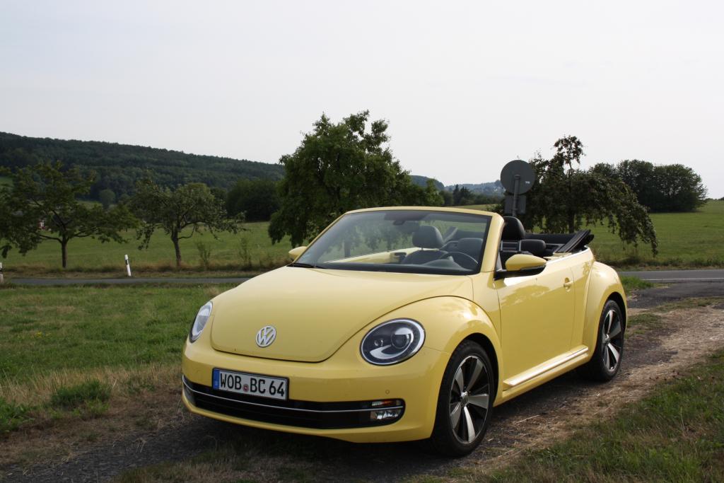 Ähnlich wie beim Großvater steht auch beim Enkel die Windschutzscheibe recht gerade, Luftzug ist so garantiert, Haare werden beim Offenfahren kräftig durchgewirbelt und echtes Cabriogefühl gibt es serienmäßig