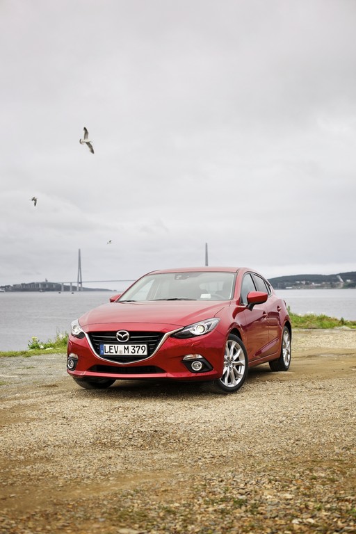 Acht Mazda3 fahren von Hiroshima zur IAA