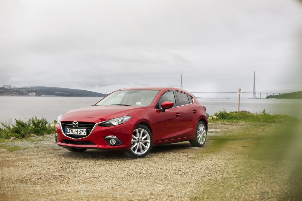 Acht Mazda3 fahren von Hiroshima zur IAA