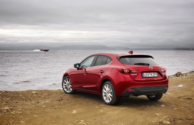 Acht Mazda3 fahren von Hiroshima zur IAA