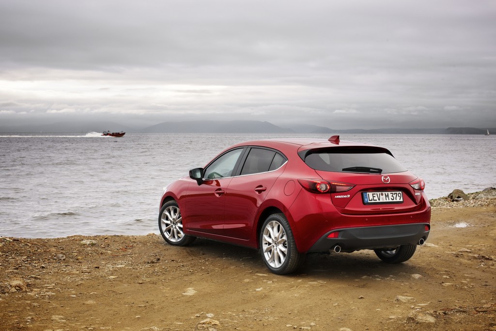 Acht Mazda3 fahren von Hiroshima zur IAA