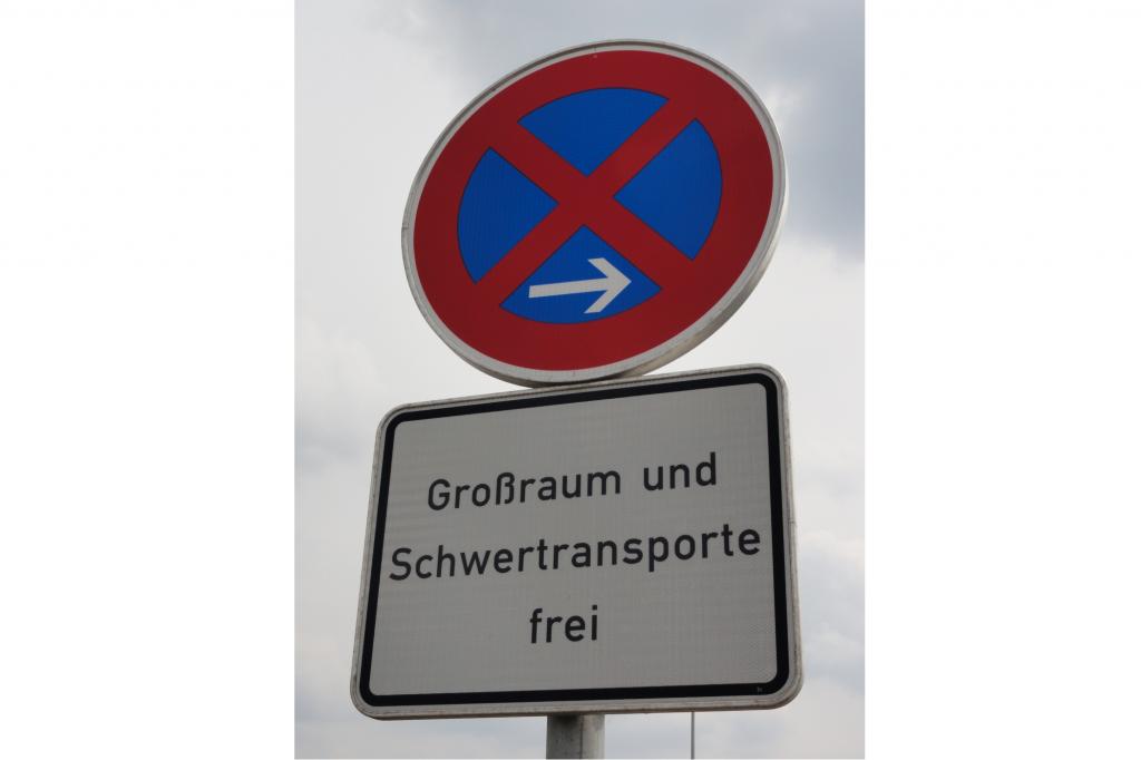 An manchen Strecken gibt es Parkplätze, die nur für Schwertransporte reserviert sind
