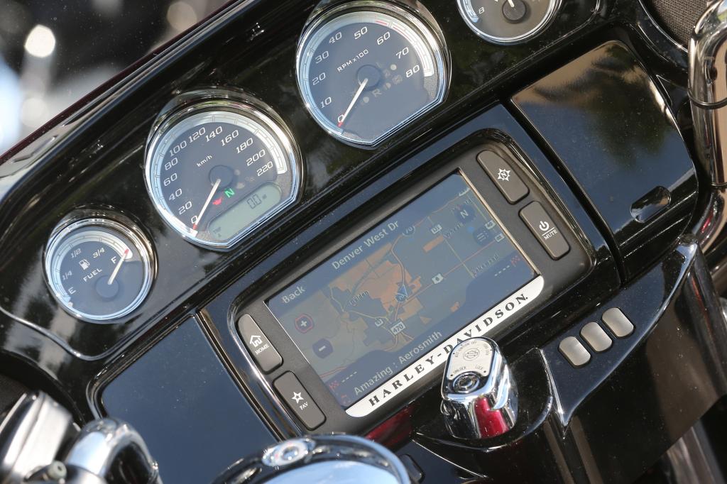Außerdem zeichnet sie ein  6,5 Zoll-Bildschirm und umfangreiches Infotainment aus