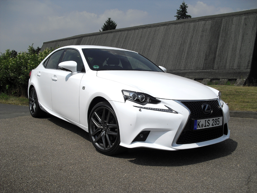 Auf Knopfdruck Sport: Lexus hat IS neu aufgelegt - auch als Hybrid