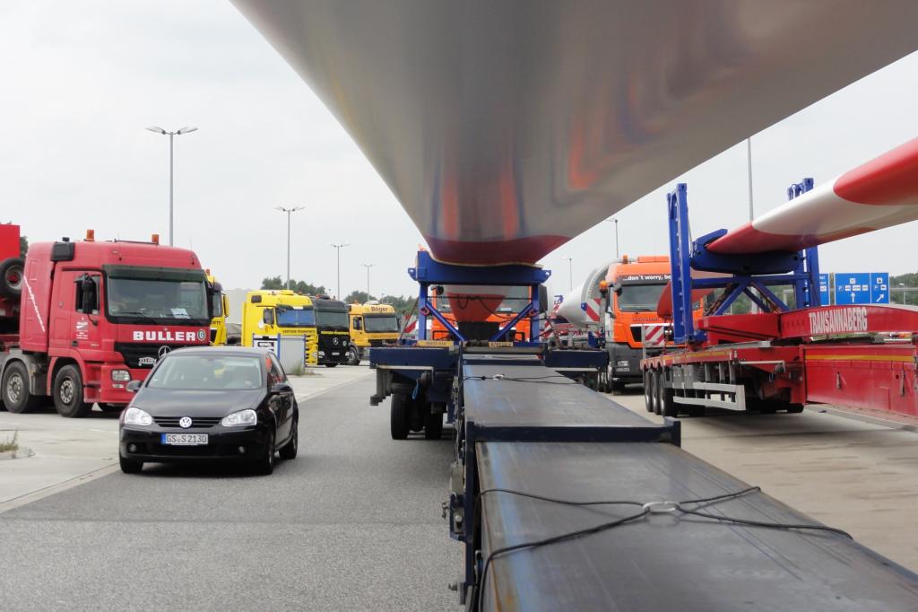 Autofahrer haben nicht immer Respekt vor den überlangen und überbreiten Transporten