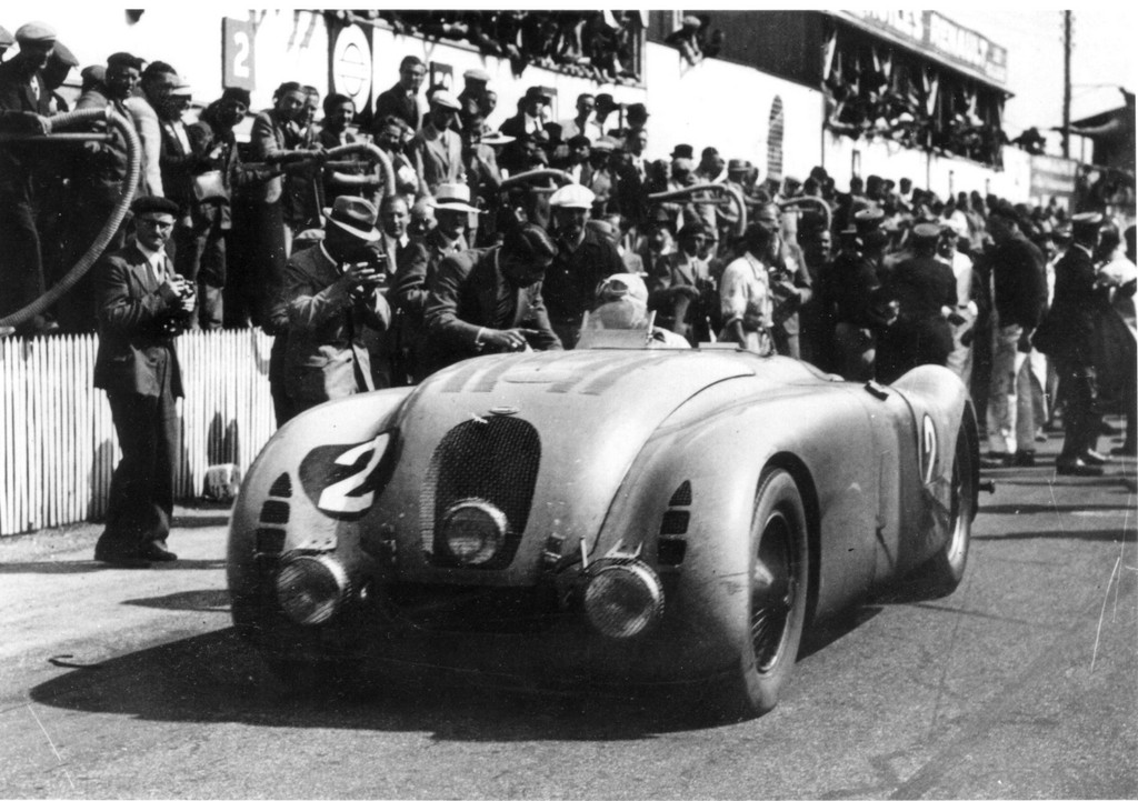 Bugatti legt sechs Mal drei Legenden-Fahrzeuge auf
