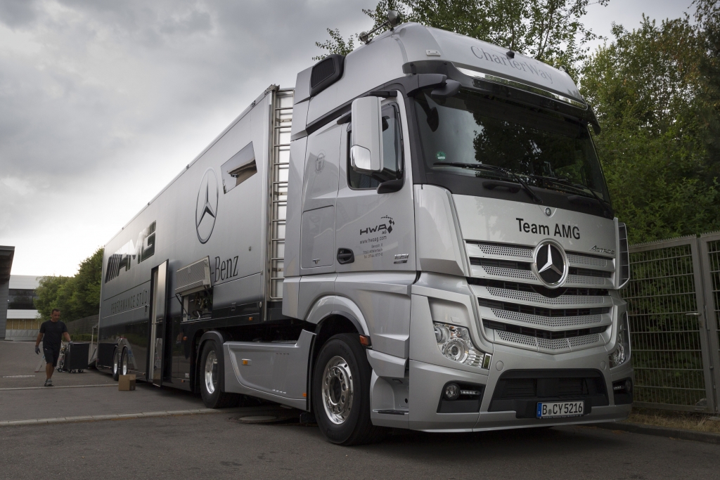 DTM-Team mit sechs Mercedes-Benz Actros auf dem Weg nach Moskau