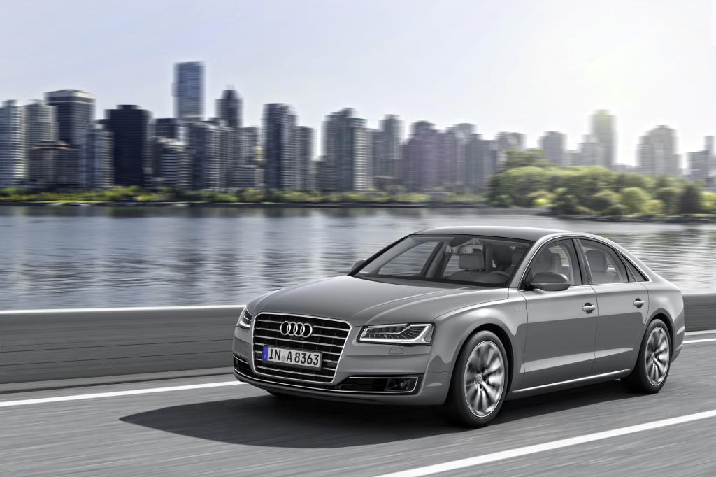 Den A8 gibt es weiterhin als Hybrid, bei dem ein 2,0-Liter-Ottomotor und eine Elektromaschine auf eine Systemleistung von 180 kW/245 PS kommen und durchschnittlich 6,3 Liter Kraftstoff verbrauchen sollen