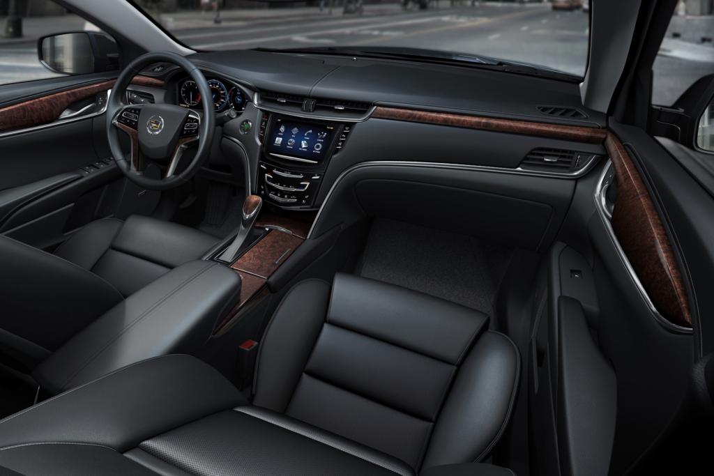 Denn auch wenn es gegen Aufpreis eine Abstandsregelung oder eine Spurführungshilfe gibt, ist Cadillac bei den Assistenzsystemen noch mindestens eine Generation zurück. 