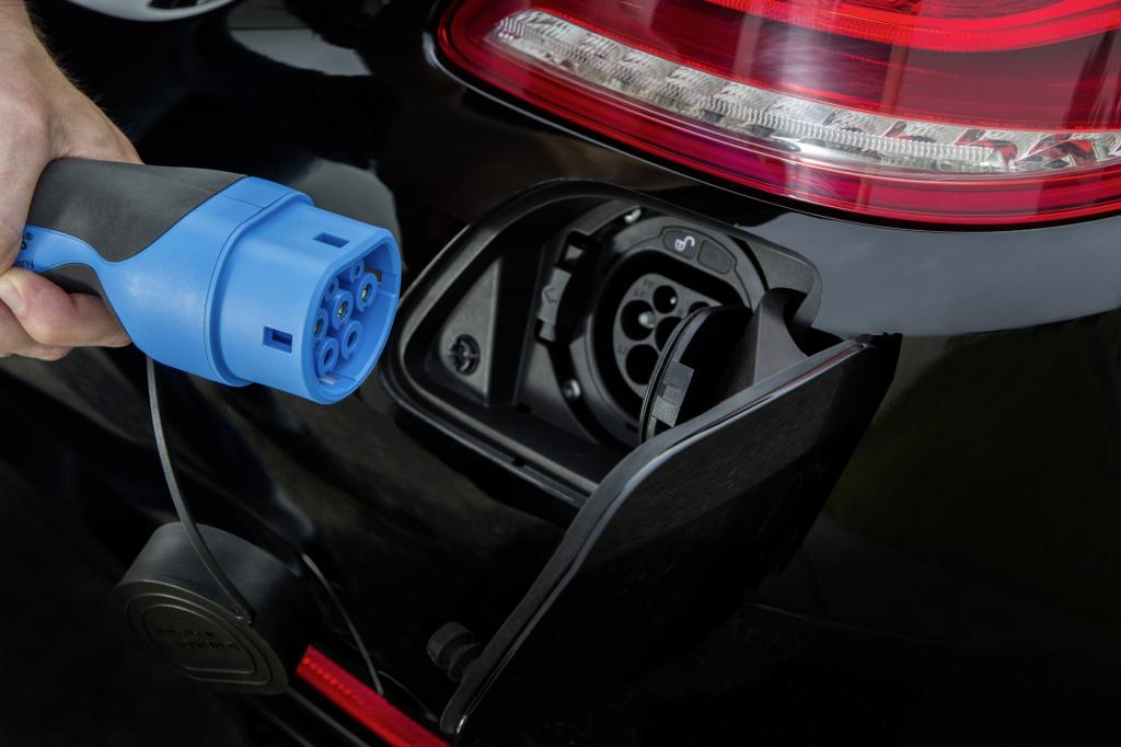 Der Akku des S 500 wird extern geladen