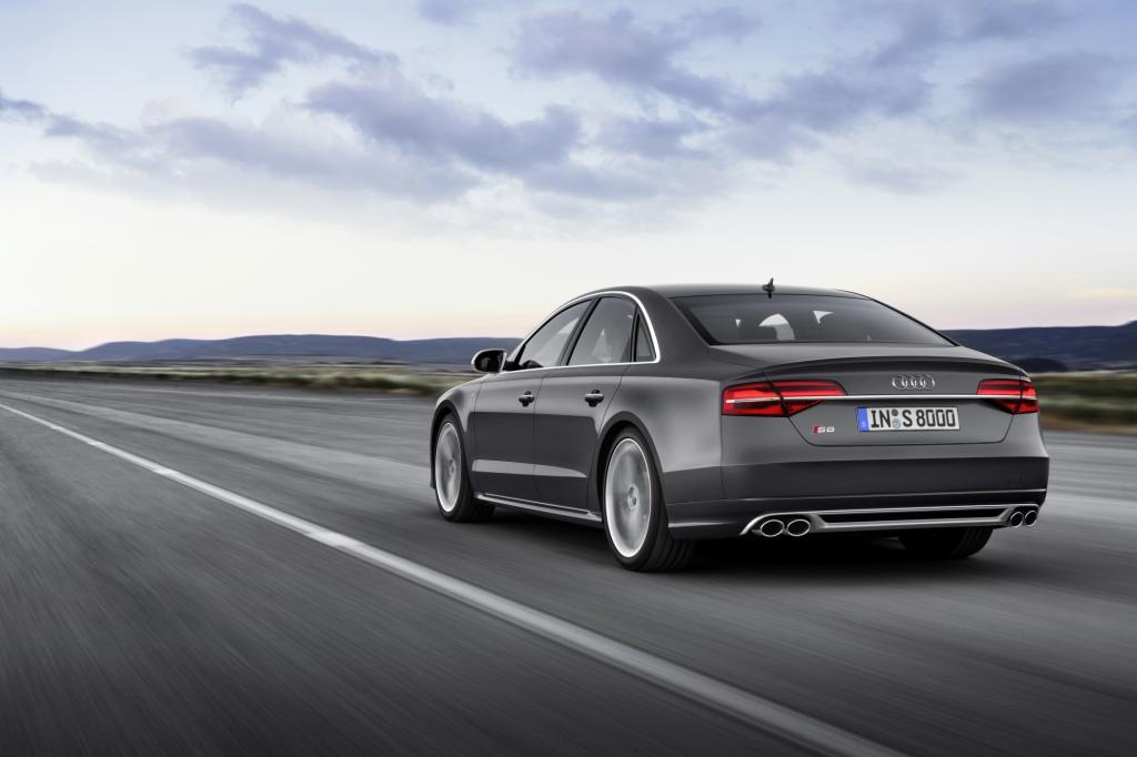 Der S8 hat außerdem ein modifiziertes Fahrwerk