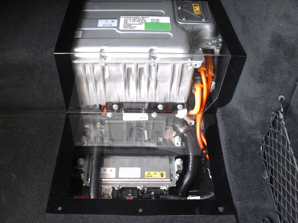 Die Batterieeinheit haben die Entwickler im Kofferraum platziert. 