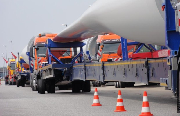 Die wachsende Zahl der Schwertransporte führt dazu, dass der ohnehin knappe Parkraum entlang der Autobahnen noch kleiner wird