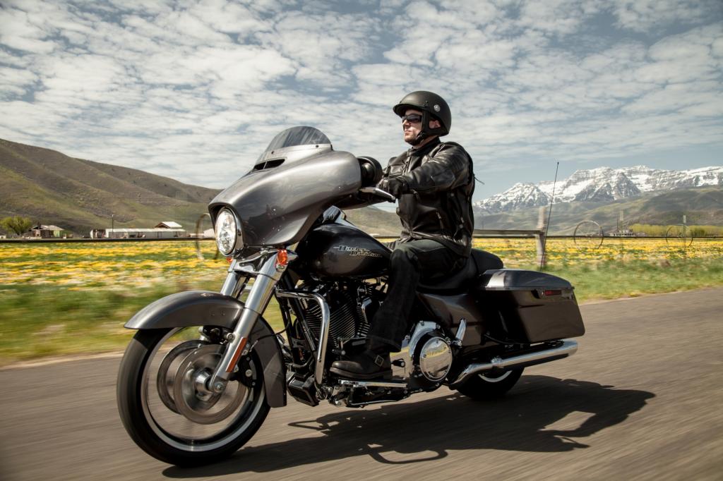 Ebenso sorgt bei der Street Glide eine elektronische Bremskraftverteilung für bessere Verzögerung