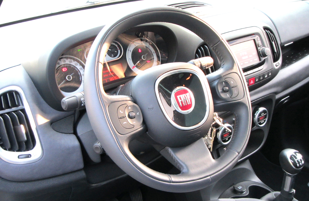 Fiat 500L: Blick ins Cockpit. 