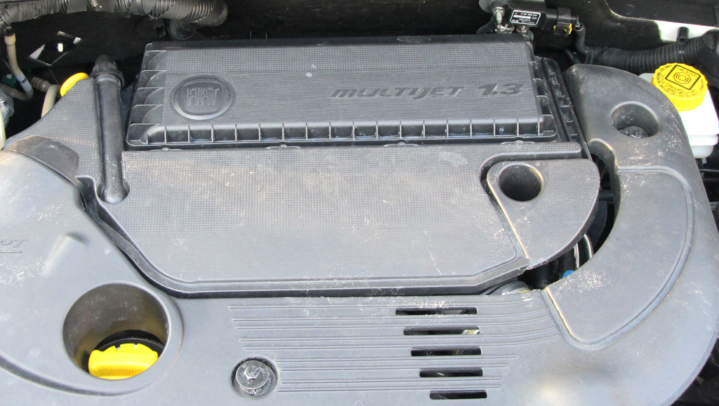 Fiat 500L: Blick unter die Haube auf den 1,3-Liter-Selbstzünder. 