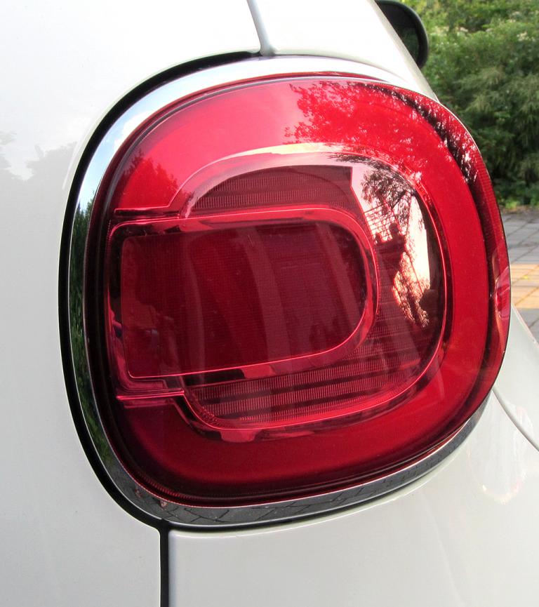 Fiat 500L: Große Rundleuchteinheit hinten. 