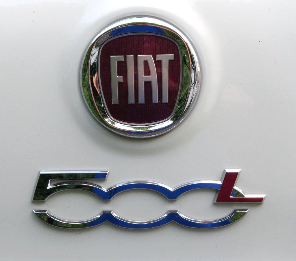 Fiat 500L: Markenlogo und Modellschriftzug auf der Heckklappe. 