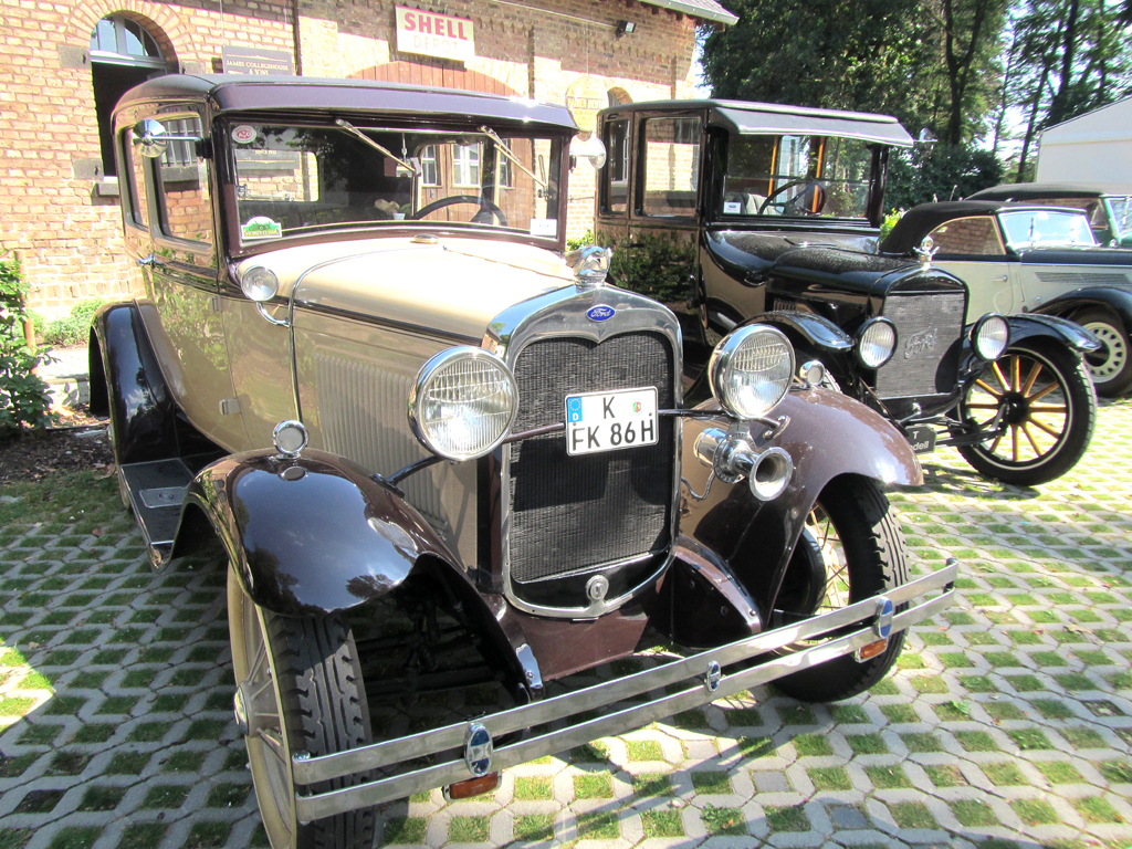 Ford-Oldtimer, links A-Modell als Limousine. 