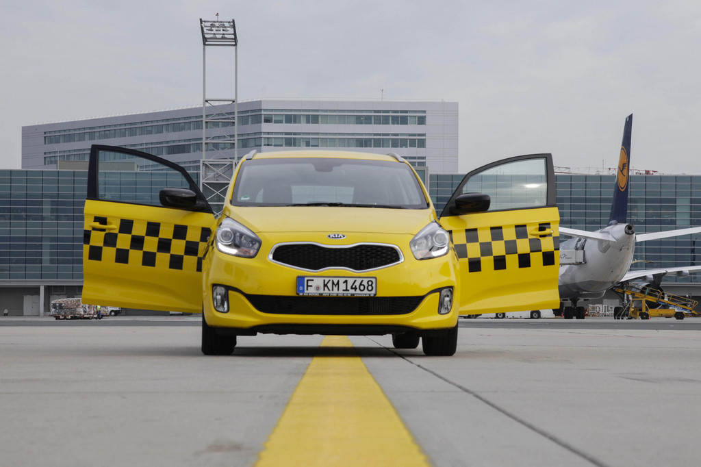 Frankfurter Flughafen testet Kia Carens als Jet-Lotse