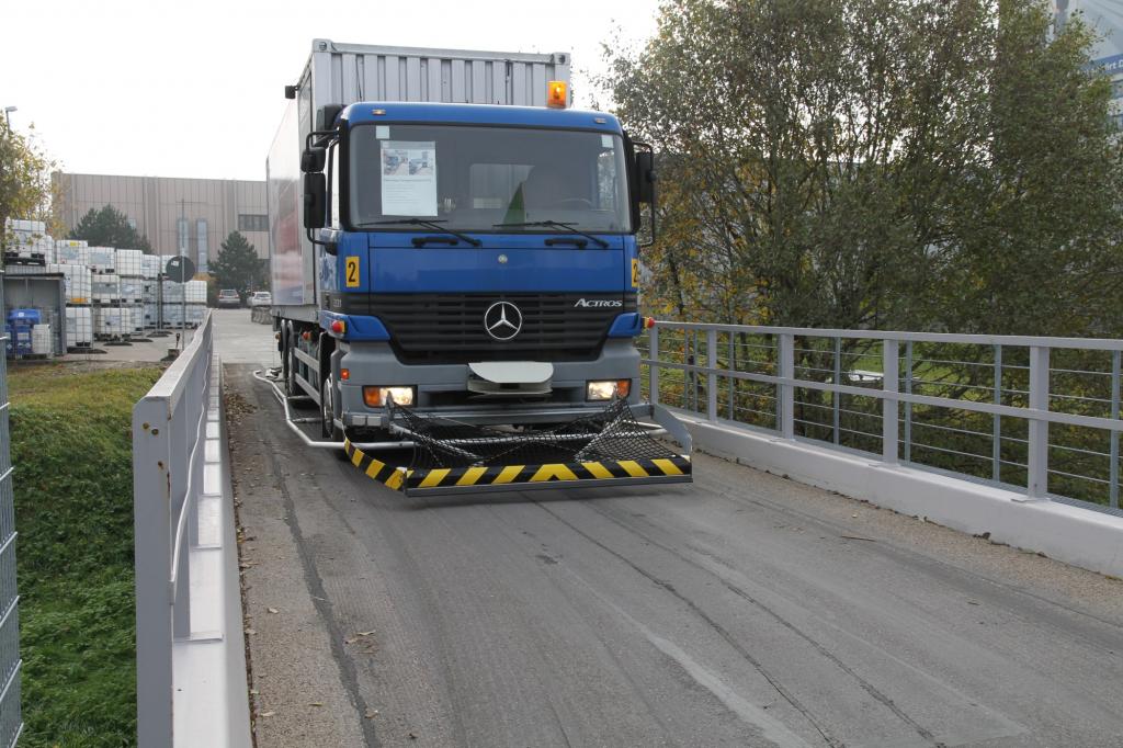 Gleich zwei computergesteuerte Mercedes-Benz Actros vom Typ 2531 sind seit nunmehr zehn Jahren bei der Firma Uzin Utz AG in Ulm im Einsatz.
