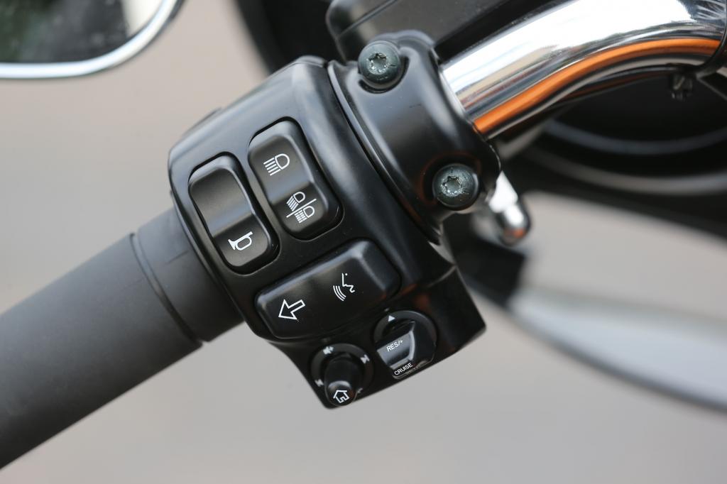 Gut beherrschbare Bedieneinheit mit Fünf-Wege-Joysticks (links unten)