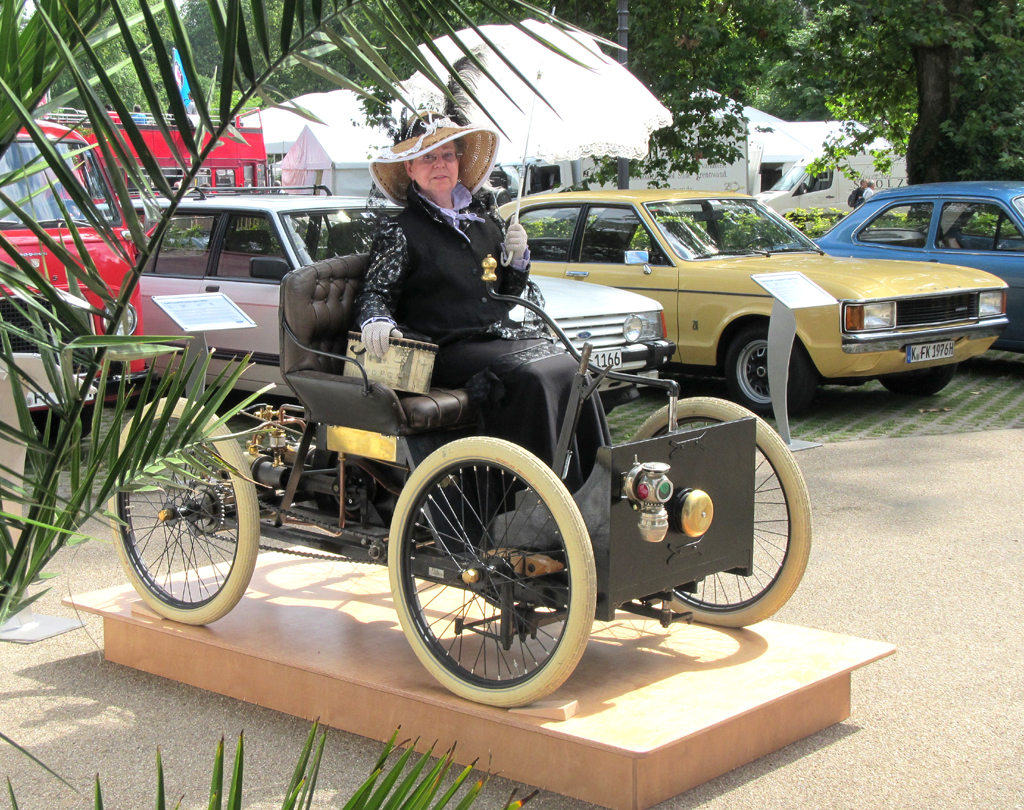 Gut beschirmt und behütet auf Fords erstem Ford, dem Quadricycle. 