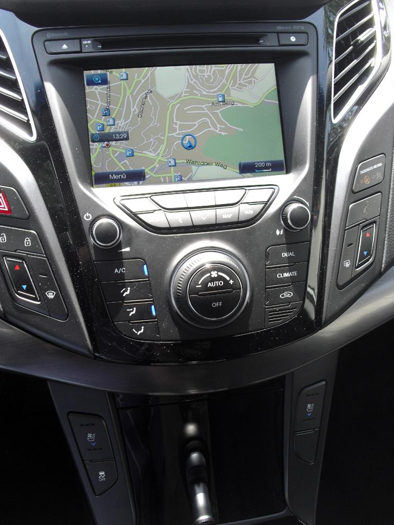 Hyundai i40: Blick auf den mittleren Armaturenträger. 